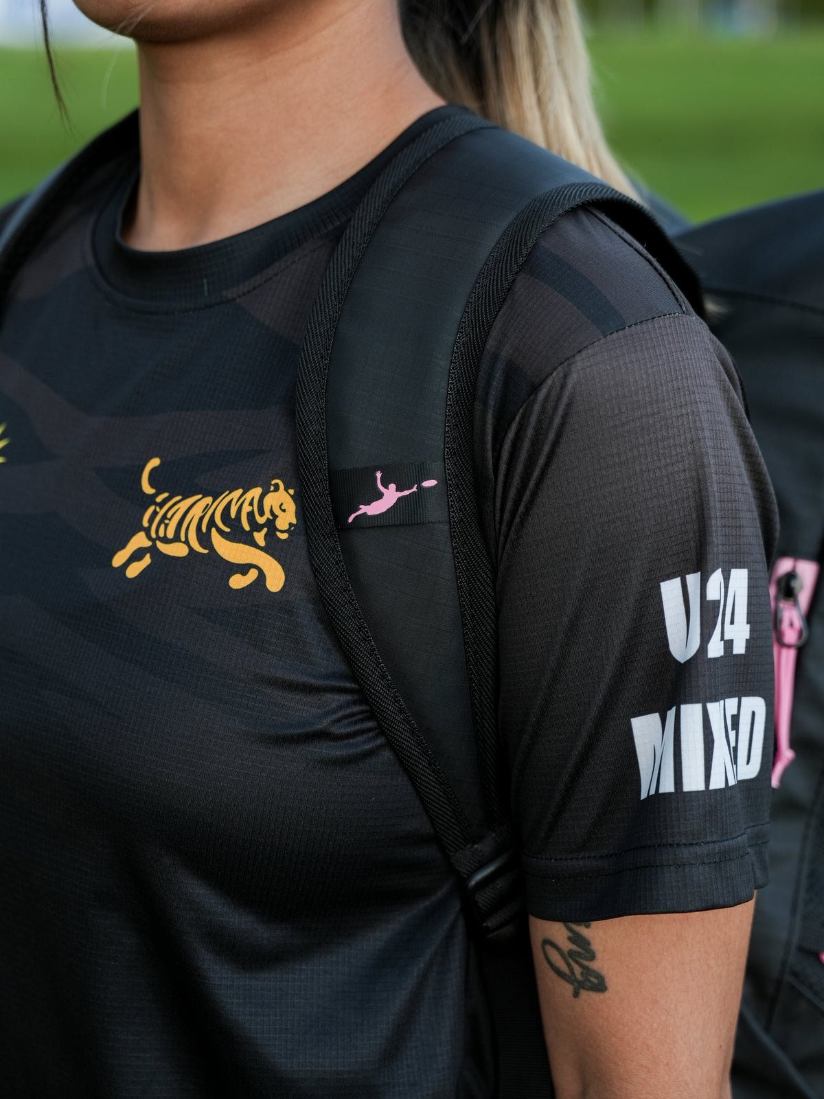Color: Black/Pink